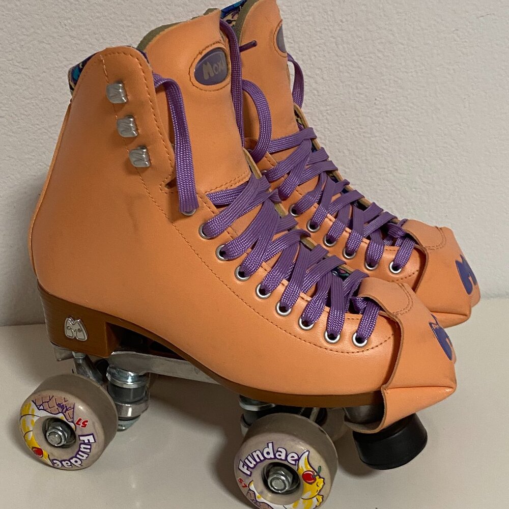 Moxi Womens Roller Skates "Bunny Peach" Pink Size 5 original box and skate  bag